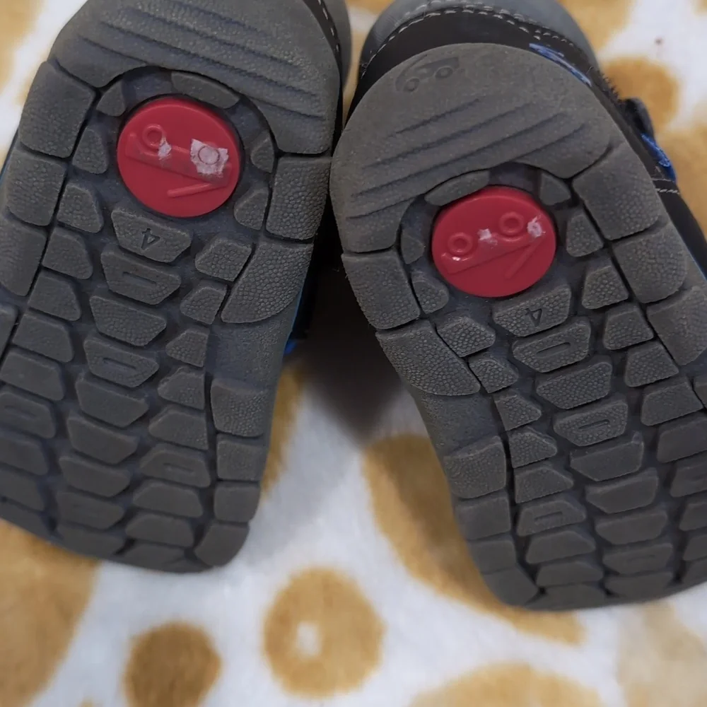 THINSULATE  .Kids Gray and Black Shoes.